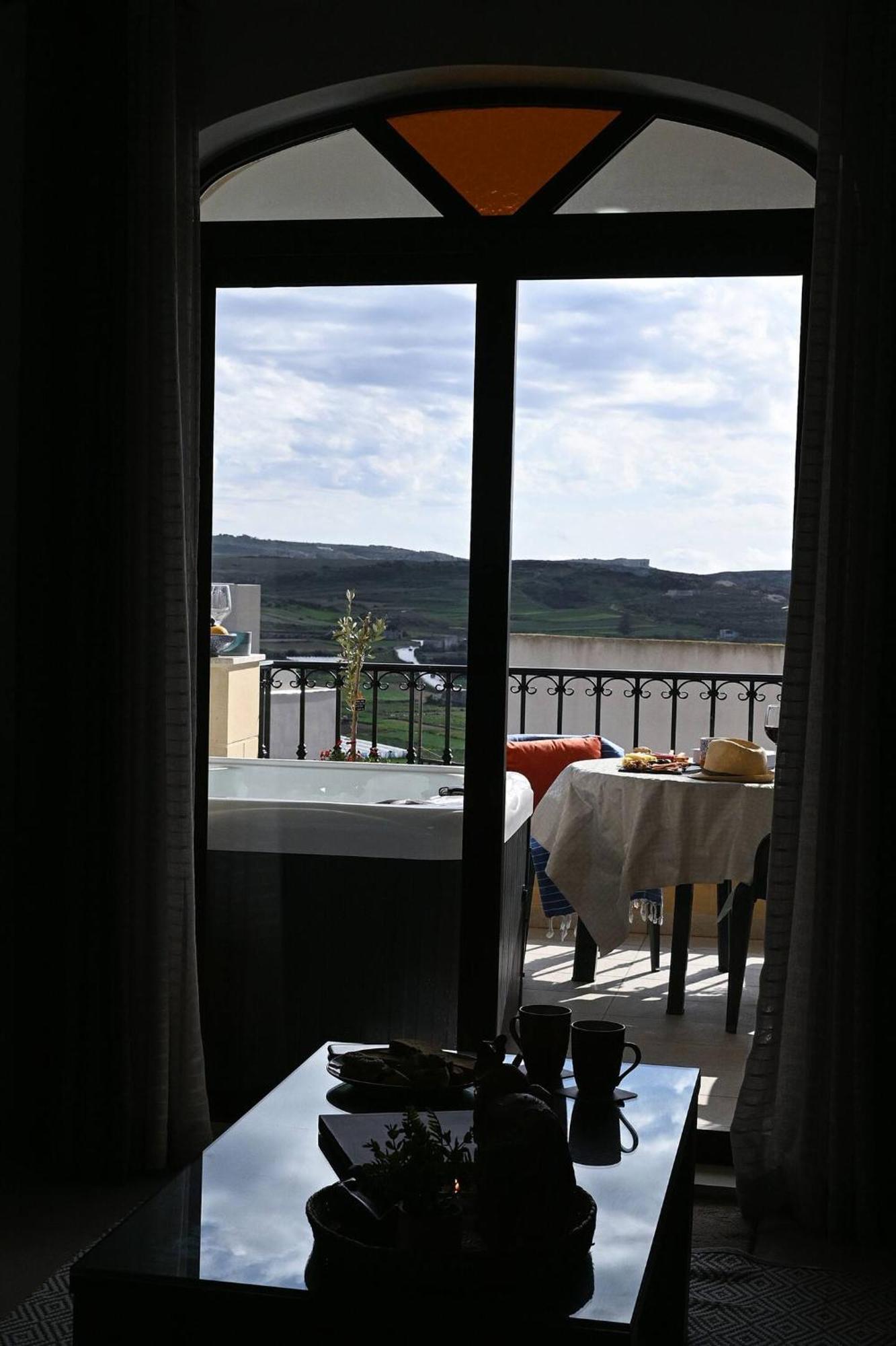 Ta'Lonza Luxury Near Goldenbay With Hot Tub App3 Apartment เมลลิฮา ภายนอก รูปภาพ