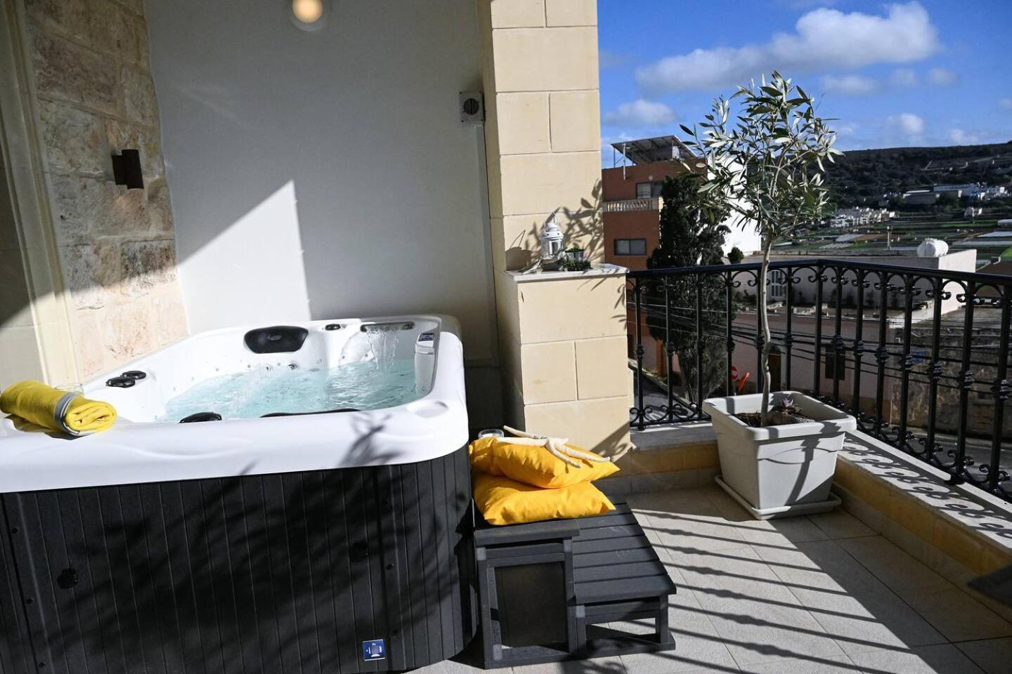 Ta'Lonza Luxury Near Goldenbay With Hot Tub App3 Apartment เมลลิฮา ภายนอก รูปภาพ